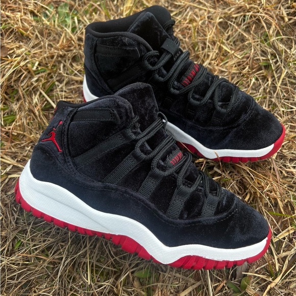 CLEAN Air Jordan 11 Retro size 1 Kids Velvet Bred shoes